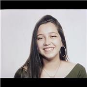 Chica joven responsable ofrece clases de lengua y literatura